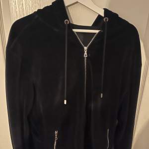 Tjena säljer nu denna limitato zip hoodie storlek Large 