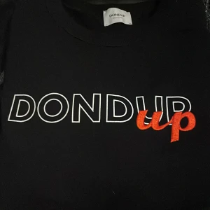 Dondup sweatshirt  - En fin och sparsamt använd dondup sweatshirt i storlek M (skriv för mått) Tröjan har en liten defekt vid ”up” loggan men utöver det så är den felfri Säljer då den inte kommer till användning  Säljer för 499kr Skriv vid eventuella frågor 