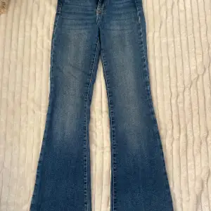 högmidjade bootcut jeans, använda ett parr gånger, vill ni se bild på hur dem sitter på kan vi höras av så fixar vi!