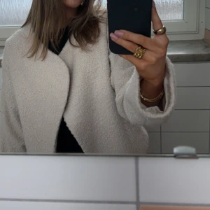 Höst jacka  - Jättefin Höst kappa som knappt är använd. 