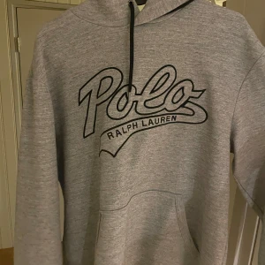Polo Ralph lauren hoddie  - Väldigt schysst raplh lauren hoddie med unikt tryck. Hör av er vid fler frågor!