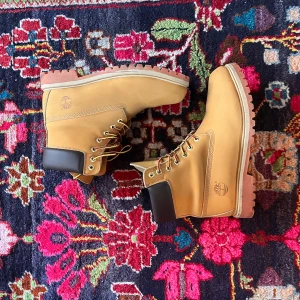 OG timbs  - Tja, säljer dessa nästan oanvända timberlands som nu är perfekta till de kallare dagarna🍂🥶. Endast testade inomhus, har fortfarande lapp under sulorna. Vid vilken fråga som helst så hör ni gärna av er😉🙋🧍pris går att diskutera 🪙