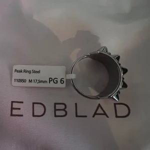 Edblad peak steel ring - Storlek: M, 17,5 mm den är i topp skick aldrig använd pågrund av att den va för liten för mig, så den är som ny ( pris kan diskuteras) ordinarie pris: 400