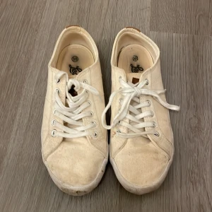 Slitna skor  - Väldigt slitna skor, där av billigt pris. Sulan är nästintill fel fri under skon💞