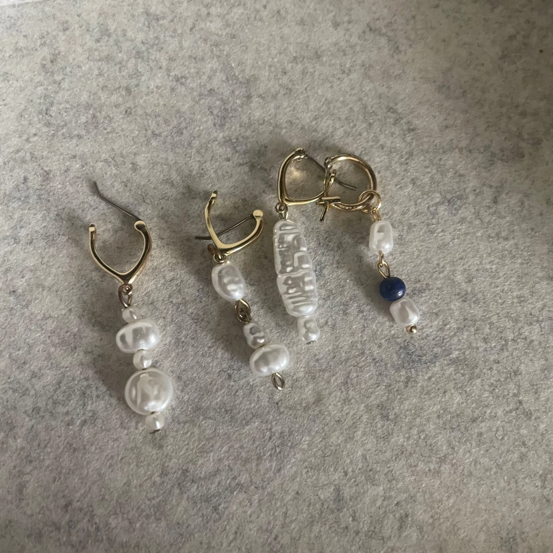 Guldörhängen med vita pärlor och blå detalj - 90