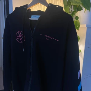 Off White Hoodue - Dags att sälja denna över feta Off White hoodien. Köptes här på Plick. Modellen är från 2021 Lookbook. Inga defekter! Kan inte säkerställa att den är äkta då kvittot inte medföljer. Hör av er vid frågor:)