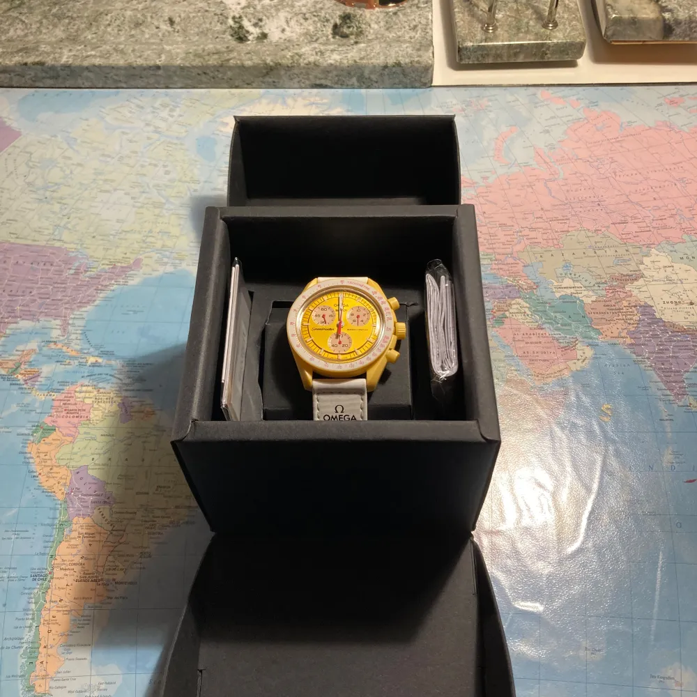 Tjo! Säljer nu denna oandvända omega x swatch klockan, perfekt till dig som vill sticka ut🙌! Kontakta mig vid fler bilder eller om du har några funderingar✌️.  Box o sånt medföljer självklart! Priset är förhandlingsbart.   //Axel. Accessoarer.