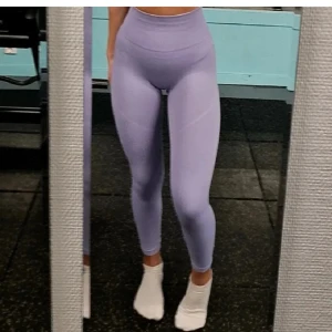 Tränings tights - Lila träningstights från doyoueven