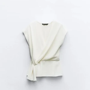 Vit zara blus - Nyskick!!💓vill få sold så fort som möjligt 🙏🏼