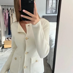 Kofta  - Snygg och proper vit kofta som inte kommer till användning då jag är silvertjej 