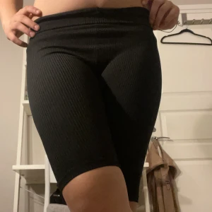 Svarta cykelbyxor  - Säljer svarta ribbade cykelbyxor. Vet tyvärr inte var de är ifrån eftersom att lapparna med storlek och märke är avklippta. Det känns som S iallafall. 💖