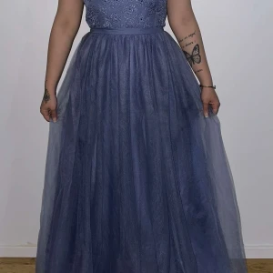 Förlovnings klänning / fest klänning  - Jag säljer nu min förlovnings klänning som endast kommit till användning 1 gång i storlek M , köpt för 5500 säljer den nu för 2500 💙 kan fraktas eller mötas upp i Örebro 