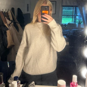 Beige stickad tröja  - Använd en del men fint skick