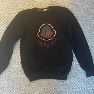 Säljer moncler tröja - Säljer moncler tröja ganska använd men är i gott skick dock har använt den i över ett år därför så säljer jag den för billigt pris