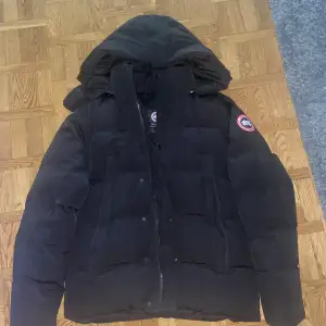 Säljer min Canada goose jacka som jag har använt några gånger bara för jag har köpt en ny 