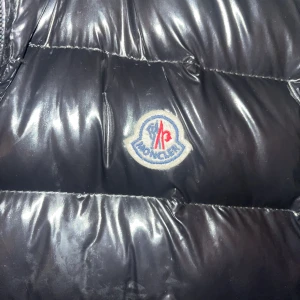 Moncler gui väst - Säljer min moncler gui väst köpt från garms marker fick med ett kvitto men hittar det inte här bild på kvittot så kom privat för det priset kan sänkas vid snabb affär✅