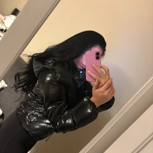 Dunjacka i lackerat material - Dunjacka i storlek XS. Jackan är en lite kortare modell och är varm