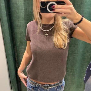 Stickad t-shirt🍁 - Suuuupermjuk och fin stickad T-shirt från zara som passar perfekt till hösten🌟🍁🍁🍁