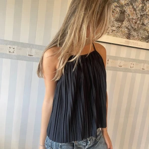 Veckad linne  - Säljer det järnlunga från zara bara använt en gång i nyskick. 