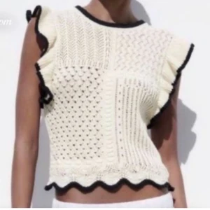 Vit stickad zara topp med svarta detaljer - Säljer en superfin vit stickad topp med svarta detaljer från Zara. Den har korta ärmar med volang och en rund halsringning. Nästan aldrig använd!💕