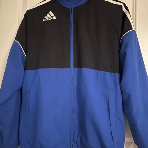 Uppsalaflickorna Träningsjacka - Bra skick, använd endast några gånger. Ser ut som ny. Är i storlek L men passar mindre storlekar som oversised.