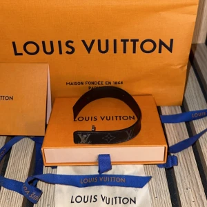 Louis Vuitton Slim Bracelet - Louis Vuitton Slim Bracelet🤌🏾  -Storlek: 17 (Finns flertal hål) -Skick: 8/10 -Pris: 2900kr -Frakt: (Hemleverat spårbart)📦  ALL OG, Kvitto, Box, dustbag, tags, påse  Tveka inte att höra av dig vid minsta frågan!