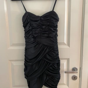 Svart klänning  - Fin svart klänning i storlek 34-36. Fin kvalitet och använd ett fåtal gånger 💗