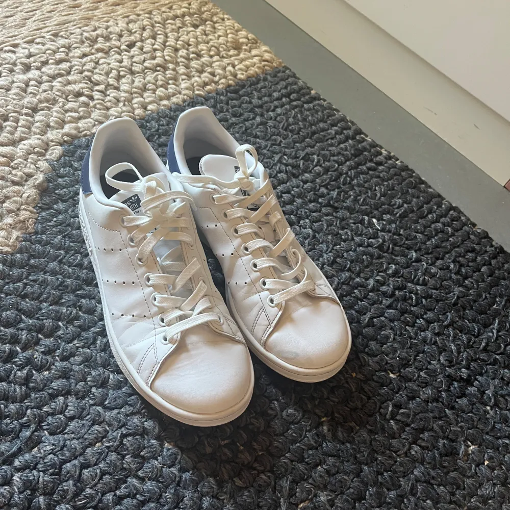 Jätte fina stan Smiths som har blivit för små. Använt en del men har putsat till dom så dom ser helt vita och nya ut!, den har en liten skrapa längst fram på skon men det syns inte alls mycket, nypris 1000-1200 säljer för 240,skriv för frågor!!💕. Skor.