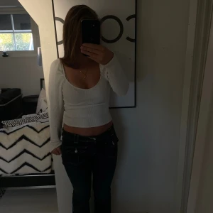 Fin vit top från hm🤍 - jättefin tröja från hm använt få gånger!❣️
