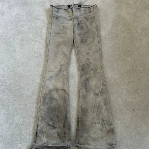 Jeans - Säljer dessa Tie dye jeans, de var högmidjade men klippte de till lågmidjat❣️❣️