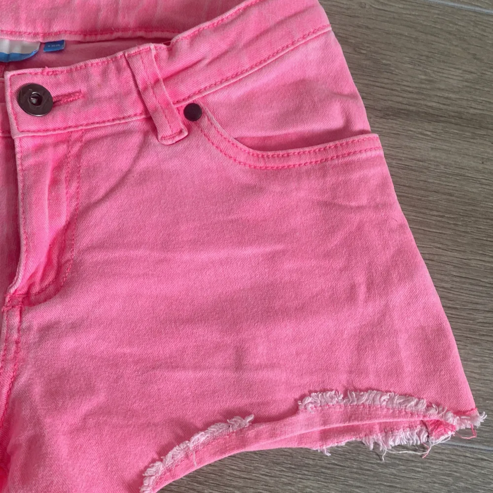 Säljer ett par snygga rosa jeansshorts i storlek 158. De har en låg midja och fransiga kanter för en cool look. Perfekta för sommaren! 🩷. Shorts.