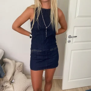 Jeansklänning - Jättesöt jeansklänning!! Så fin både på sommaren men också höst med strumpbyxor och boots❤️