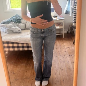 Lågmidjade vintage jeans  - Midjemått( rätt över): 39cm  Inerbenslängd: 83cm   Köp dem via ”KÖP NU” eller Swish  Modellen är 170 cm, inga defekter 💕