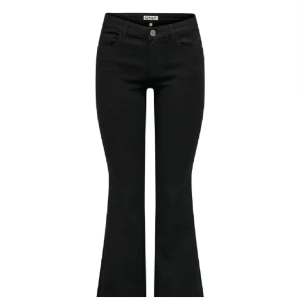 Svarta bootcut byxor från ONLY - Säljer ett par svarta bootcut jeans från only, i storlek 30❤️ Passar någon som brukar ha S, jag är 164/165 cm för referens och dom är i perfekt längd