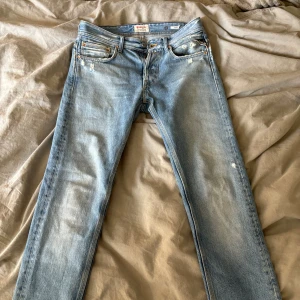 Replay jeans - Jag säljer ett par snygga Replay jeans med slitningar då dom inte passade mig. storlek W28 L30