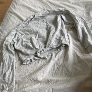 Grå långärmad tröja från H&M - Säljer en grå långärmad tröja från H&M i storlek 134. Tröjan är tillverkad av ekologisk bomull och är supermjuk och bekväm. Perfekt för vardagsbruk och passar bra till både jeans och leggings. Den är i bra skick och redo för en ny ägare!