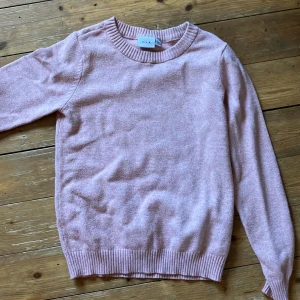 Rosa stickad tröja från Vila - Säljer en superfin rosa stickad tröja från Vila. Den är i storlek xS och är perfekt för höst och vinter. Tröjan har långa ärmar och en rund halsringning. Den är i nyskick och väldigt mysig att ha på sig. Perfekt för att hålla sig varm och snygg under de kallare månaderna! 💖