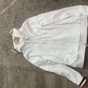 En helt ny vit Moncler kofta! - Den är i grym skick 