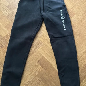 Sail Racing byxor - Säljer mina Sail Racing byxor i toppskick! De är knappt använda och ser nästan nya ut. Hög kvalitet och idealiska för utomhusaktiviteter eller vardagsbruk. Nypris på dessa byxor är 1200 kr, men jag säljer dem för endast 299 kr. Passa på att fynda!