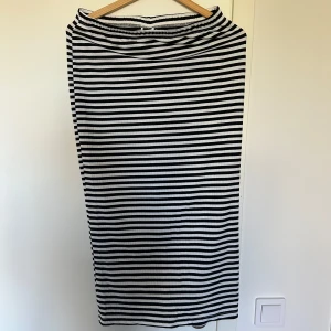 randig kjol  - randig kjol, aldrig använt, storlek M