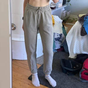 Ljusgröna mjukisbyxor - Mjukisbyxor från lindex kids men storleksmässigt skulle jag säga de är xs eller s. Använda ett fåtal gånger och inte noppriga eller slitna alls. Fin ljusgfön förg och skönt material.