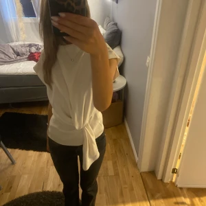 Vit knytblus - Säljer denna poppulära topp från Zara,perfekt för både vardag och fest! skriv privat för frågor eller mer bilder!💕