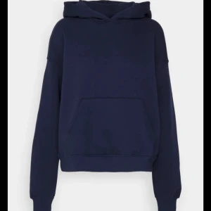 Marin blå hoodie  - Marin blå hoodie från Gina, finns en pytte liten fett fläck på. 