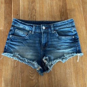 Lågmidjade jeansshorts - Säljer dessa lågmidjade korta jeansshorts i storlek 36, midjemåttet rakt över är 36 men går att stretcha ut till 41cm⚡️