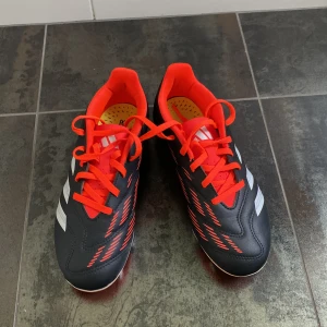  Fotbollsskor -  Helt nya fotbollsskor, passade inte så.helt nya, De användes en gång men efter träningen så tvättar vi de och fixade de. Om ni  vill ha mer bilder skriv till mig.