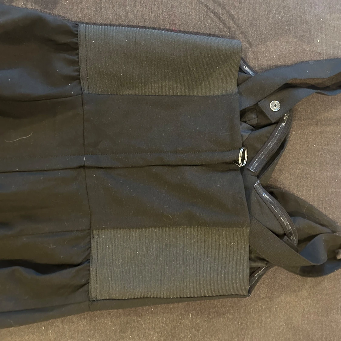 Svart klänning med detaljer - 90