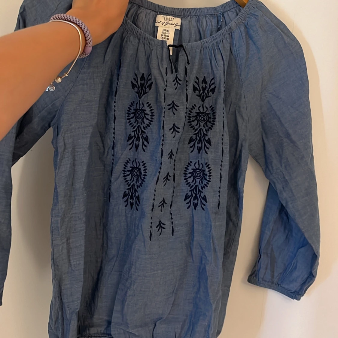 Blå blus med broderi - 91