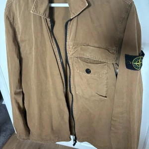 Stone Island jacka  - Stone Island jacka storlek M  Är en fläck på baksidan men går nog bort om du lägger ned dig. Säljer pga att jag inte använder såpass mycket. Ca 3 år gammal.  
