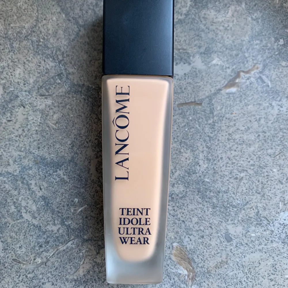 Helt oanvänd foundation från märket Lancome, köpt på kicks. Jag råkade beställa fel nyans. Färgen på foundationen är 230W. Nypris på foundationen är 625kr. . Skönhet.