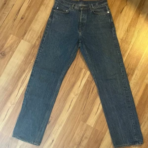 Mörkblå jeans - Säljer ett par mörkblå jeans i bra skick. De har en klassisk femficksdesign och är raka i modellen. Perfekta för vardagsbruk och kan matchas med det mesta i garderoben. 